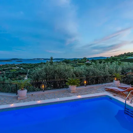 Awesome In With Outdoor Swimming Pool *